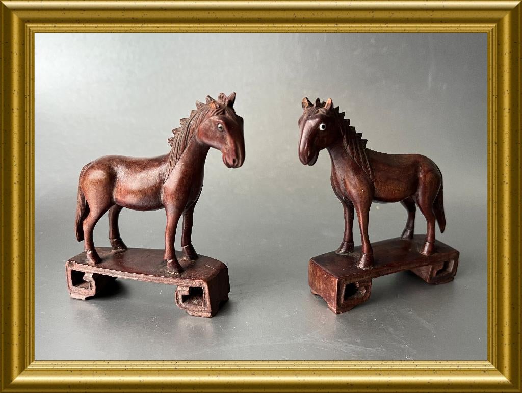 Twee kleine Aziatische houten paardjes, Antiek en Kunst, Minder dan 20 cm, Ophalen of Verzenden, Beeld, Hout