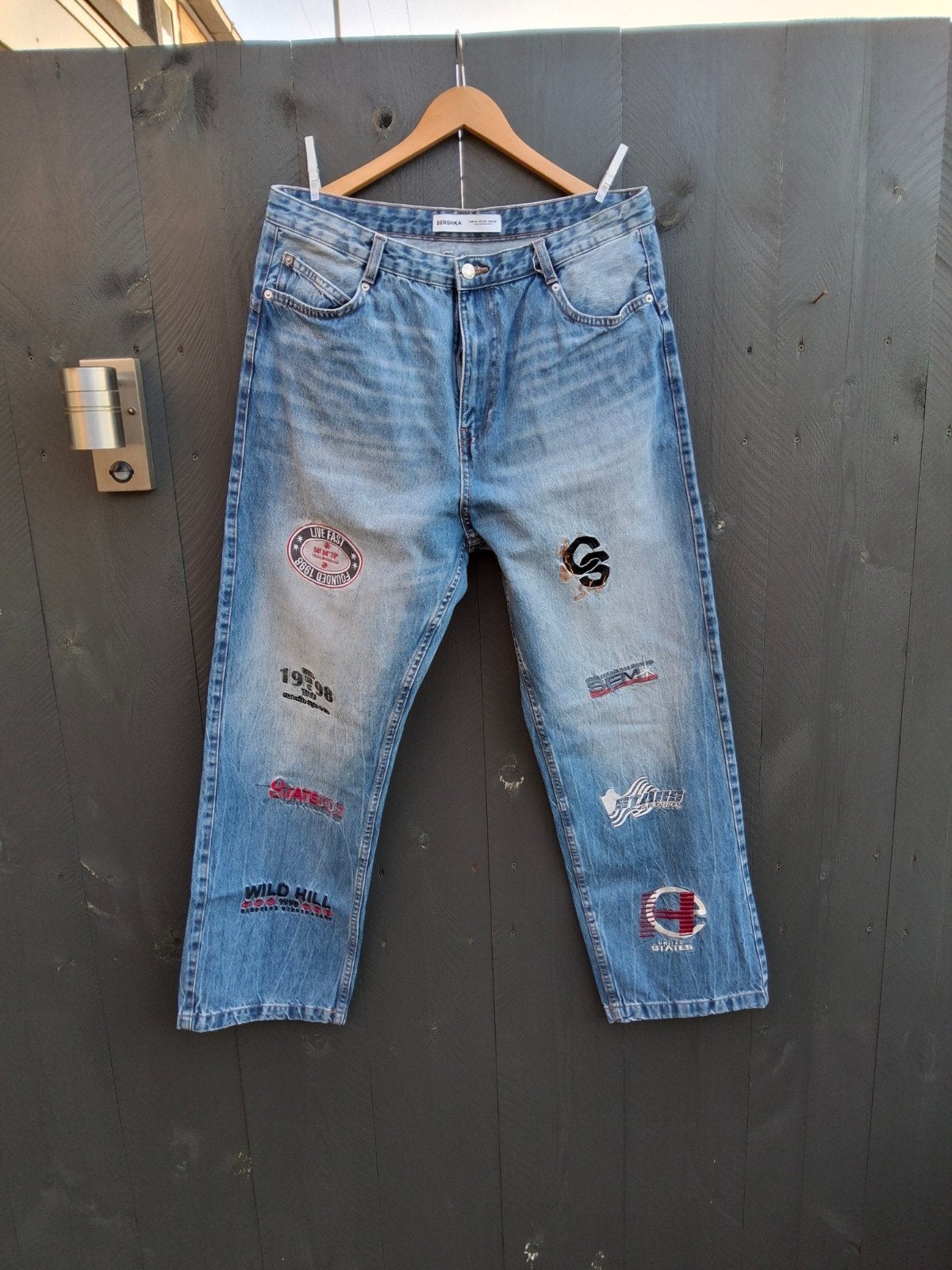 Bershka heren jeans, blauw,met mooie applicaties, 36/34, €15, Maat 56/58 (XL), Zo goed als nieuw, Bershka, Verzenden