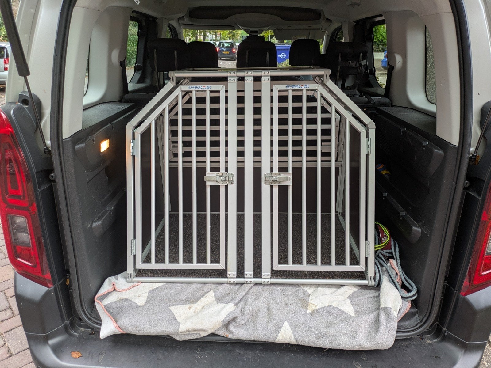 SCHMIDT aluminium hondenbench / autobox – voor 1 of 2 honden, Dieren en Toebehoren, Ophalen of Verzenden, Zo goed als nieuw