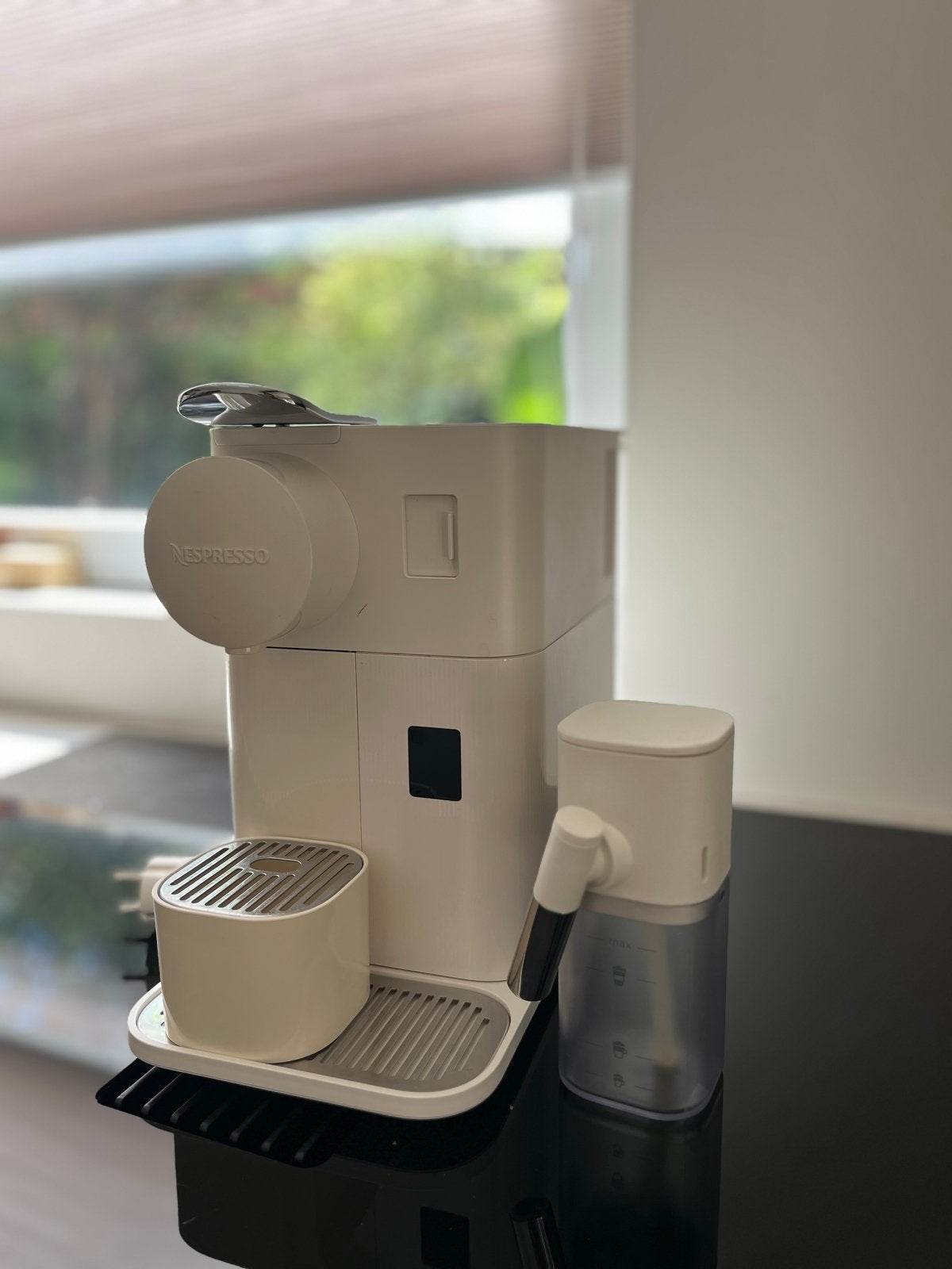 Nespresso Lattissima One - Delonghi | koffiezetapparaat, Witgoed en Apparatuur, Ophalen, Espresso apparaat, Zo goed als nieuw