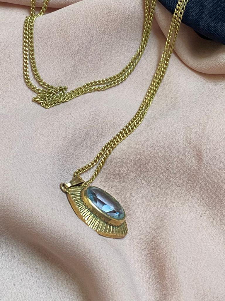 Goudkleurige ketting met blauwe edelsteen hanger, Sieraden, Tassen en Uiterlijk, Kettingen, Ophalen of Verzenden, Gebruikt, Overige materialen