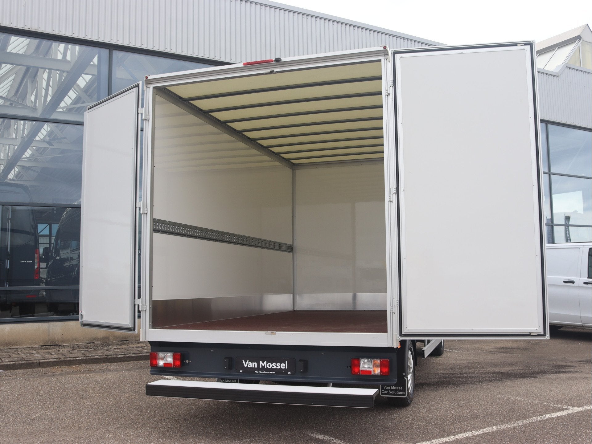 Maxus eDeliver 9 L4 Business DEAL 65 kWh | AIRCO/CAMERA/ADAP, Auto's, Stof, Gebruikt, Zwart, Met garantie (alle)
