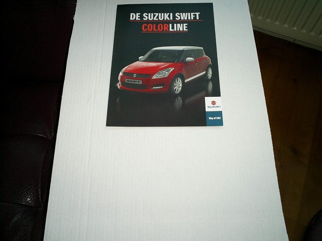 De Suzuki Swift Color Line 2013 4 pag, Ophalen of Verzenden, Zo goed als nieuw, Overige merken