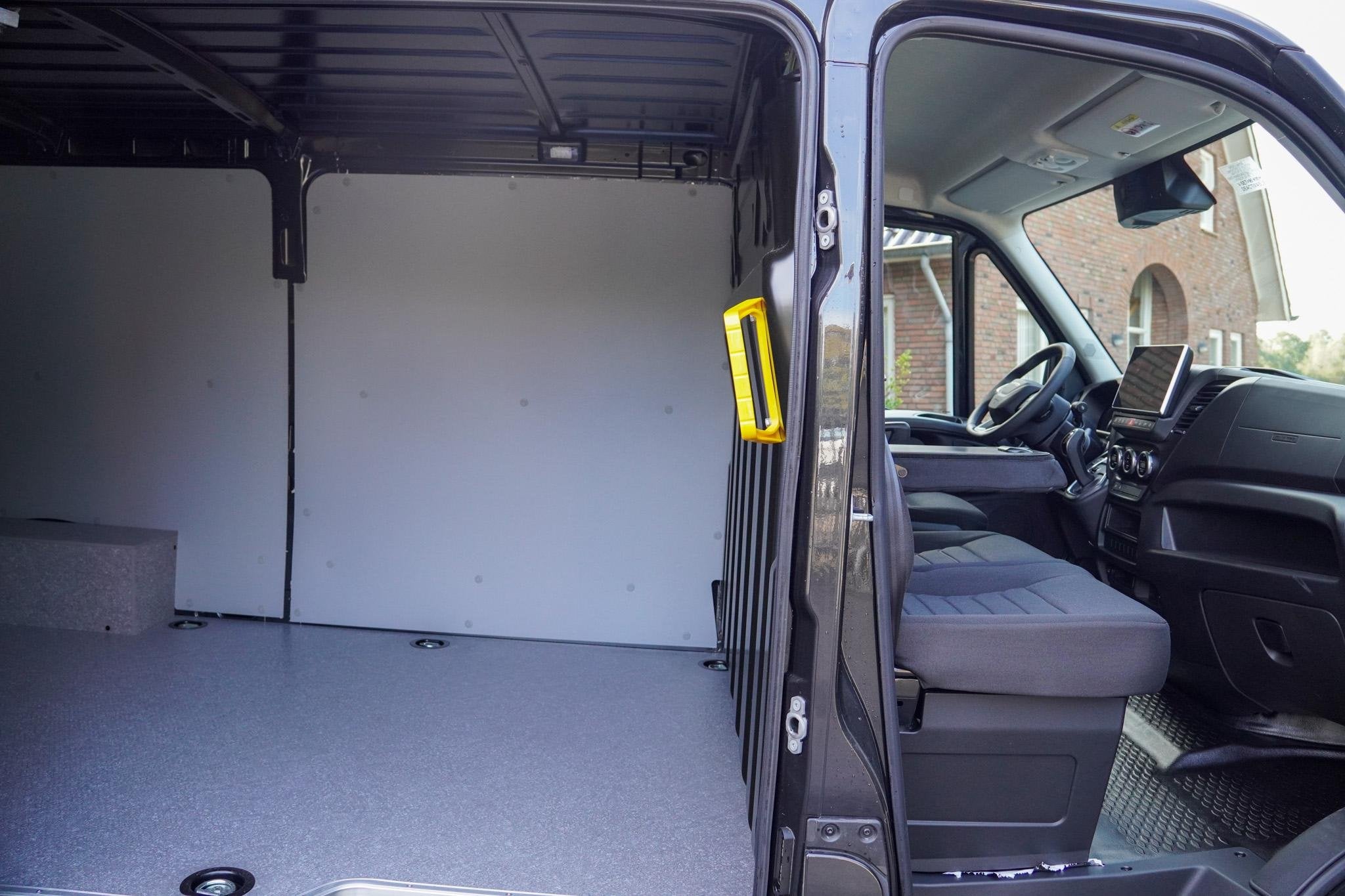 Iveco Daily 180 pk L2H1 Aut. 3500KG Laadvermogen Vol opties,, Auto's, Automaat, Gebruikt, Zwart, 4 cilinders