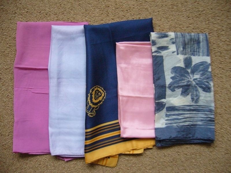 9 x Sjaal 65 x 65 cm nieuwstaat, Kleding | Dames, Mutsen, Sjaals en Handschoenen, Ophalen of Verzenden, Zo goed als nieuw, Maat 46/48 (XL) of groter