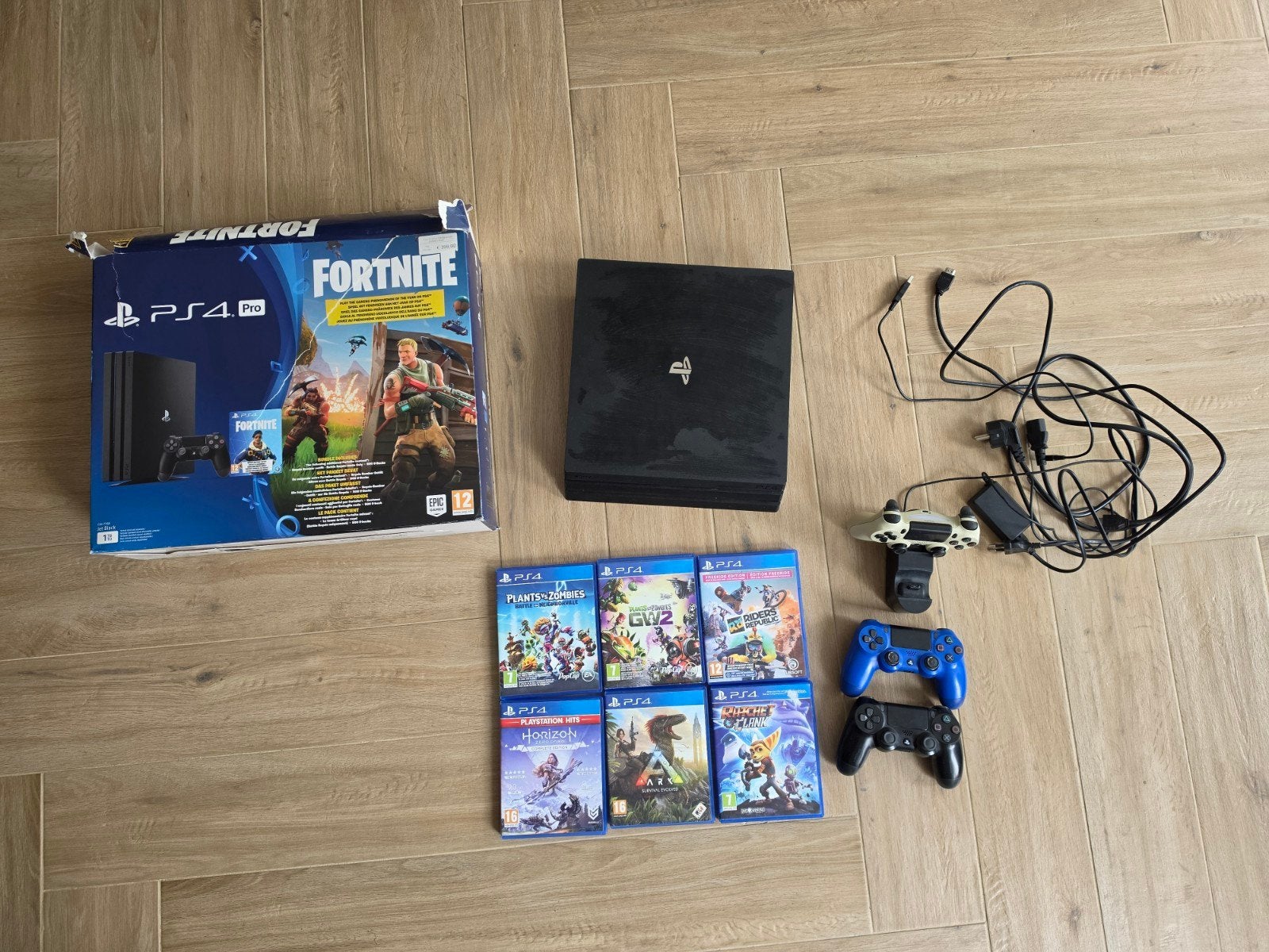 PS4 Pro met 3 controllers, dubbele oplader en 6 spellen, Spelcomputers en Games, Met games, Ophalen of Verzenden, Zo goed als nieuw