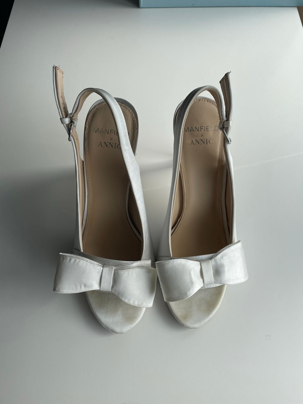 Witte slingback pumps met strik - Manfield x Annic, Pumps, Wit, Ophalen of Verzenden, Gedragen