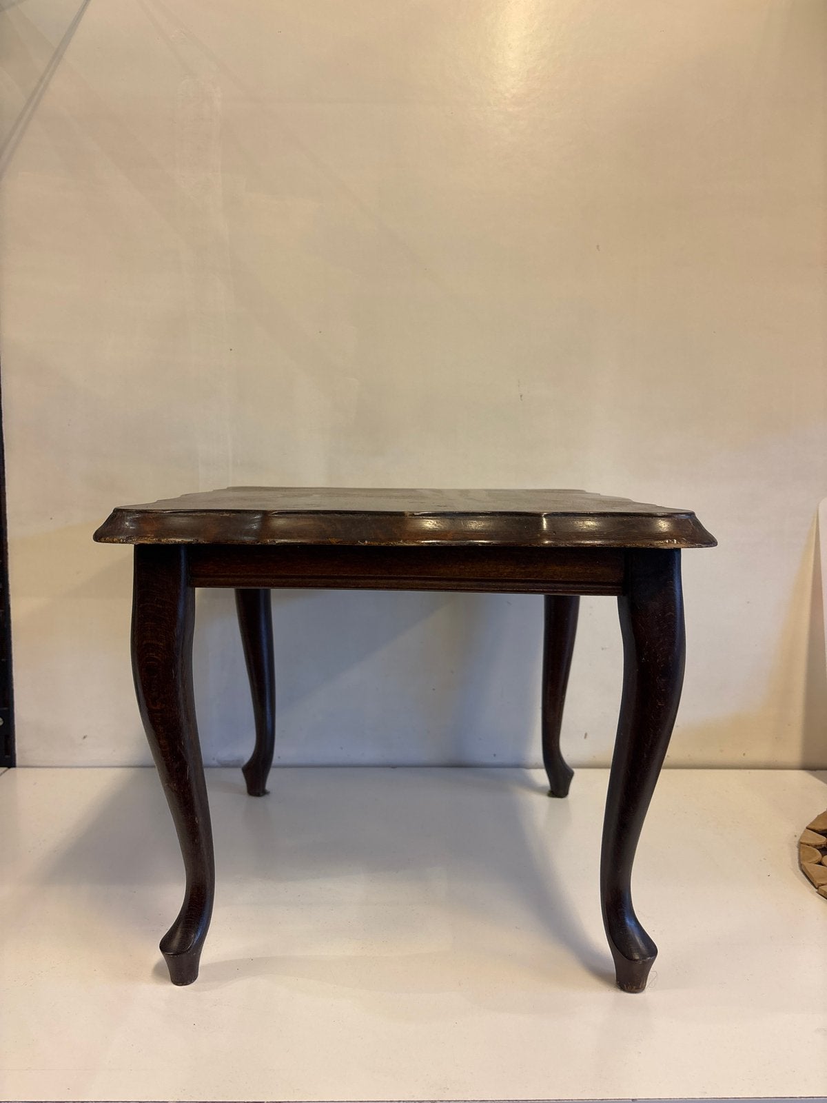 Antieke bijzettafel met sierlijke poten, Ophalen