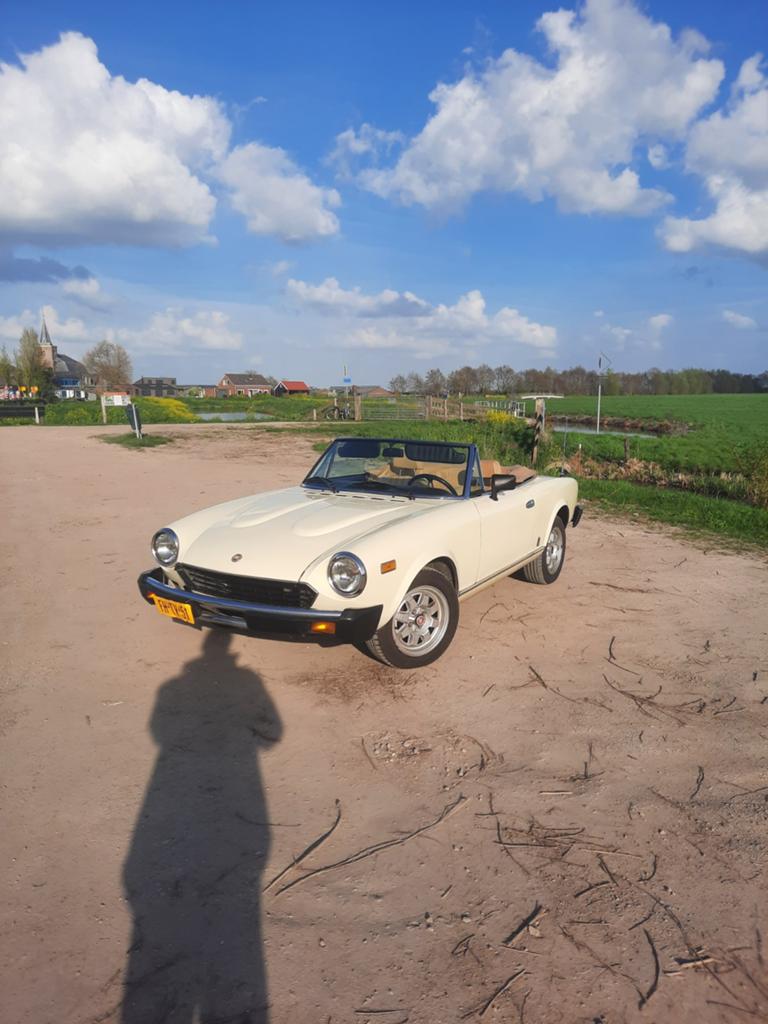 Fiat 124 spider 1980 2000 injectie, Auto's, Achterwielaandrijving, Beige, Cabriolet, Beige