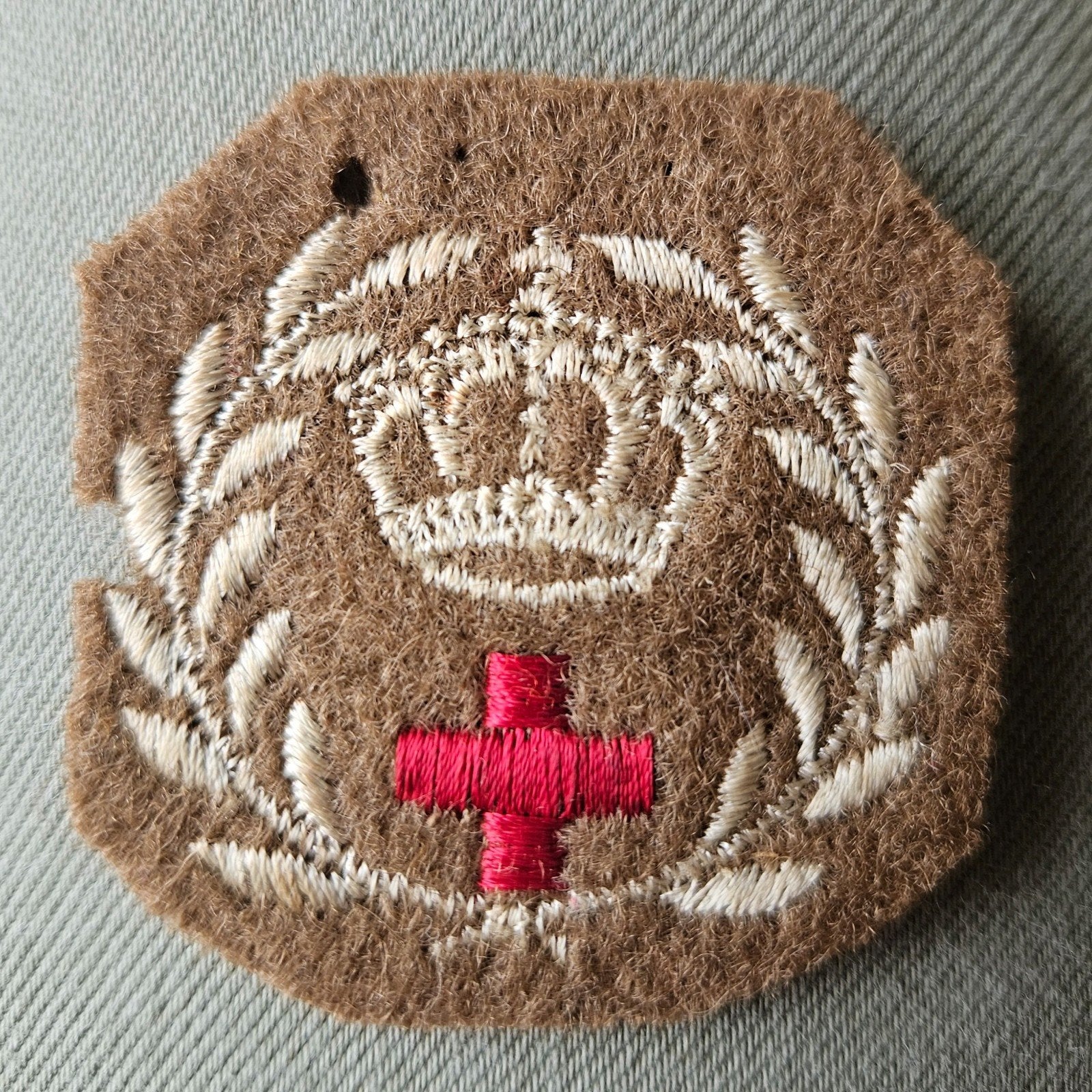 Rode Kruis uniform embleem, Verzamelen, Ophalen of Verzenden, Landmacht, Nederland, Embleem of Badge