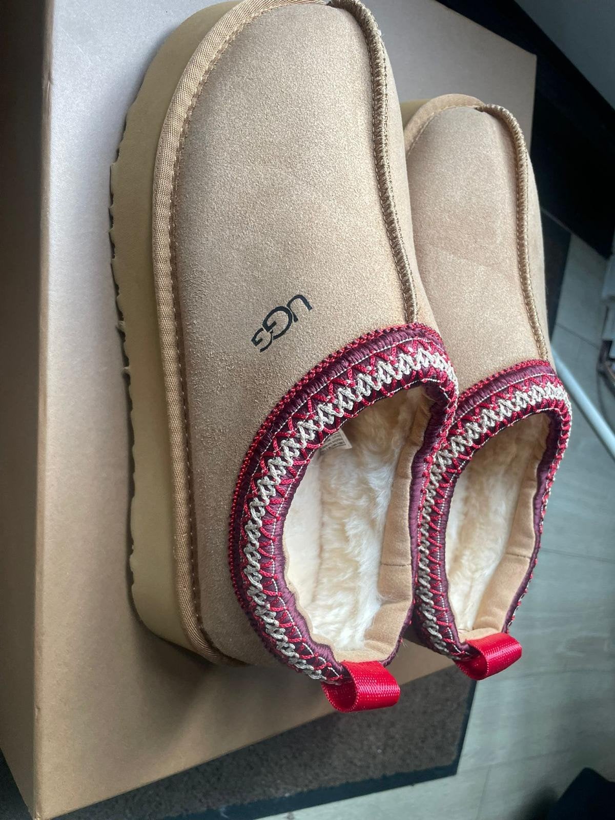 Ugg Tasmans pantoffels -  nieuw 40 maat, Beige, Nieuw, Ophalen of Verzenden, Pantoffels of Sloffen