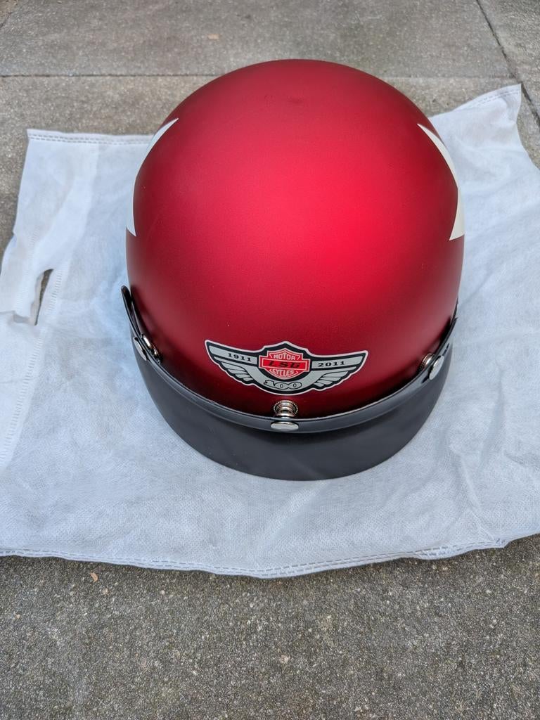 Rode motorhelm met sterren, Motoren, Ophalen
