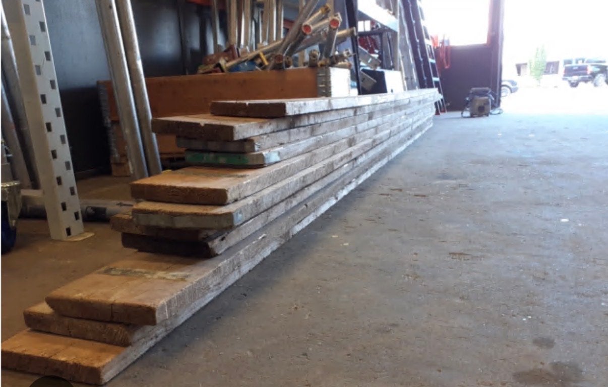 27 gebruikte houten steigerplanken 5m, Doe-het-zelf en Verbouw, Ophalen, Gebruikt, 25 tot 50 mm, Plank