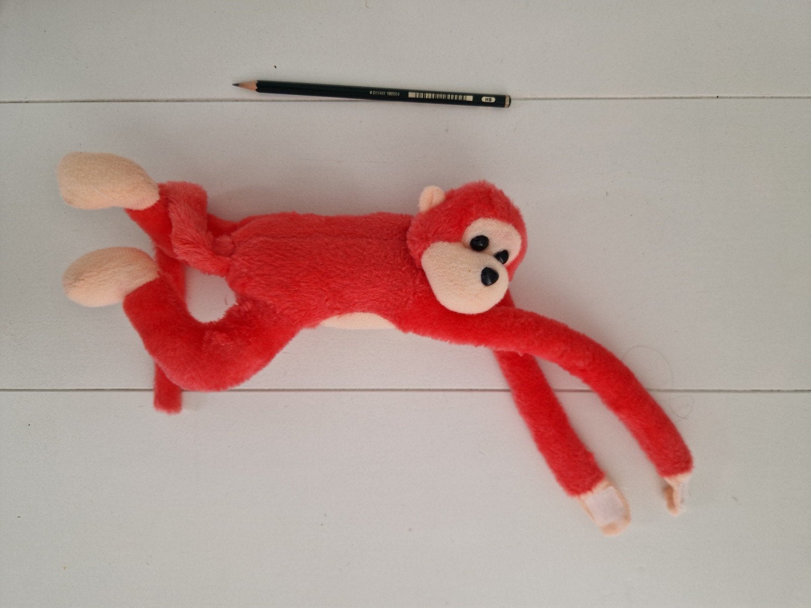 Leuke rode slinger aap knuffel - Zo goed als nieuw, Ophalen of Verzenden, Zo goed als nieuw, Middelgroot (20 tot 80 cm), Rood