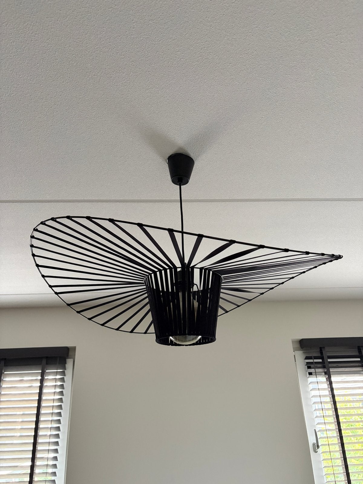 Moderne zwarte hanglamp - uniek design, Huis en Inrichting, Ophalen of Verzenden, Zo goed als nieuw, Kunststof, E27 (groot)