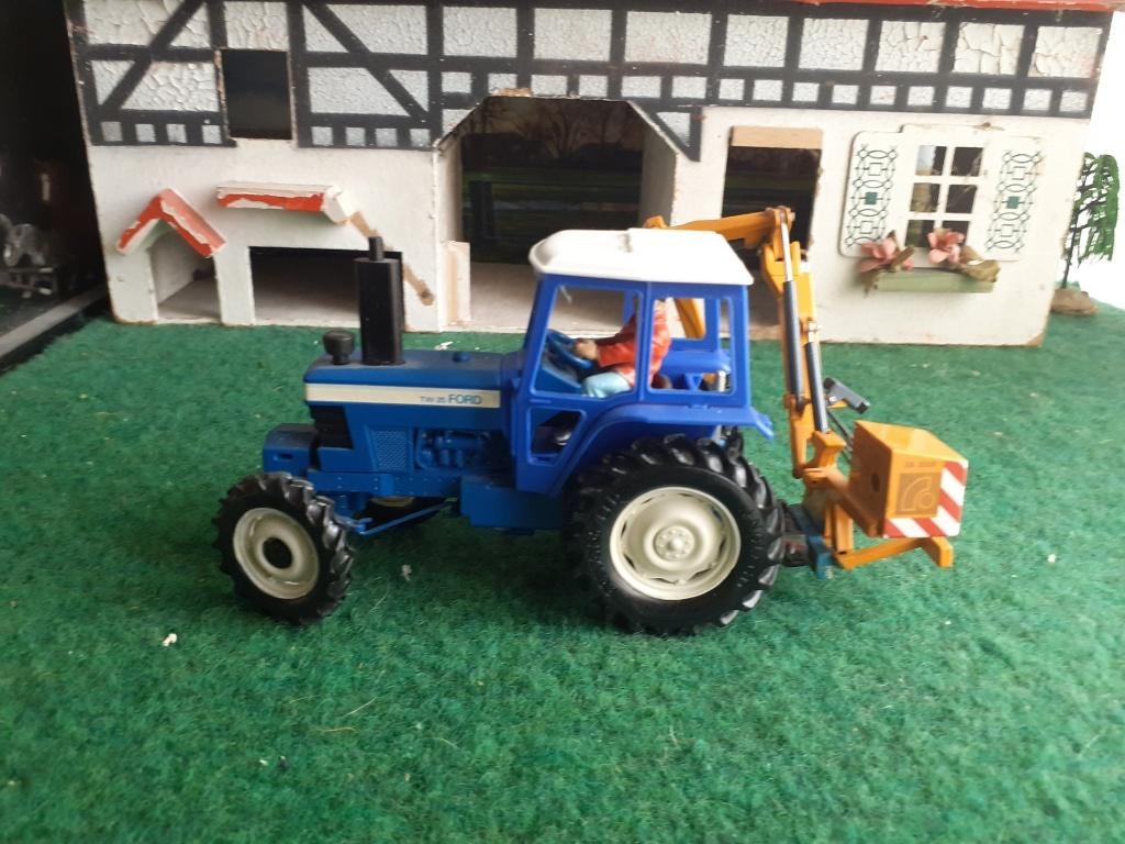 Britains FORD TW20 met klepelarm, Hobby en Vrije tijd, Modelauto's | 1:32, Ophalen of Verzenden, Gebruikt, Tractor of Landbouw