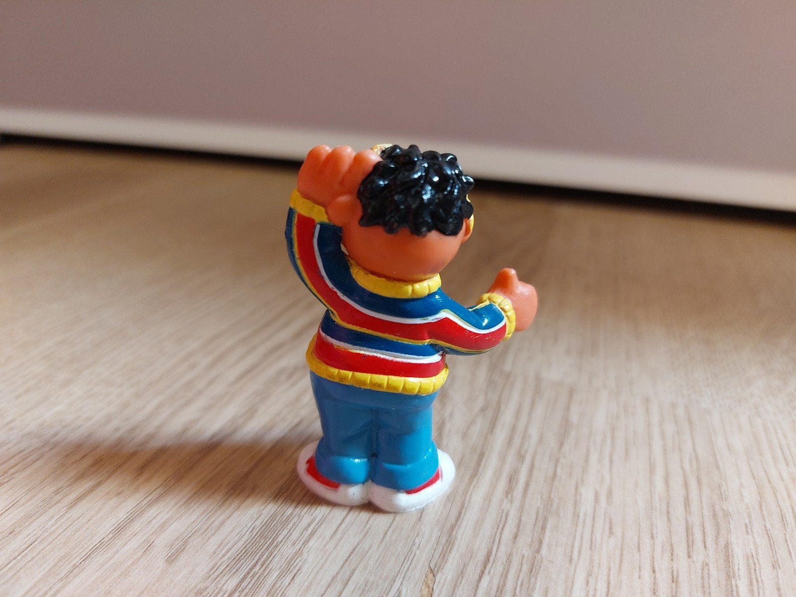 Sesamstraat Ernie poppetje met zonnebril, Ophalen of Verzenden