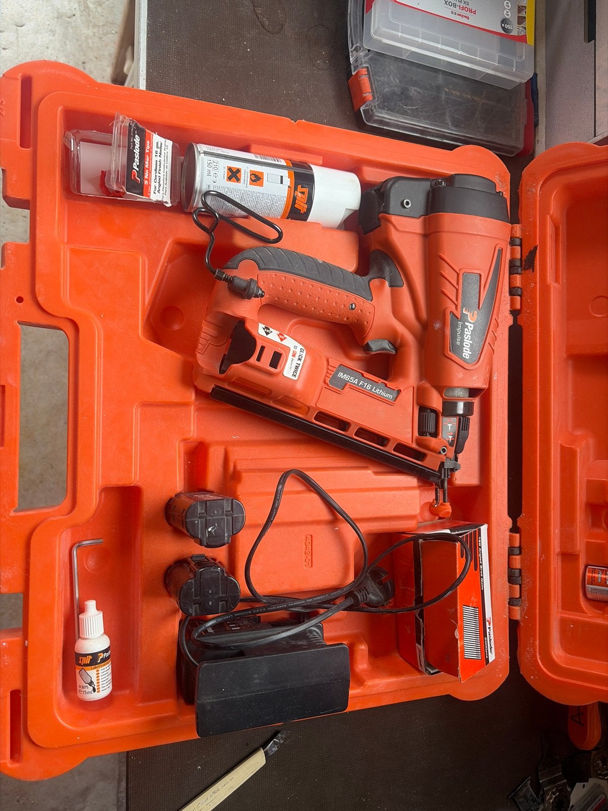 Paslode Impulse IM65A F16 Lithium tacker met toebehoren, Ophalen of Verzenden, Gebruikt, Tacker/nietmachine, Overige merken