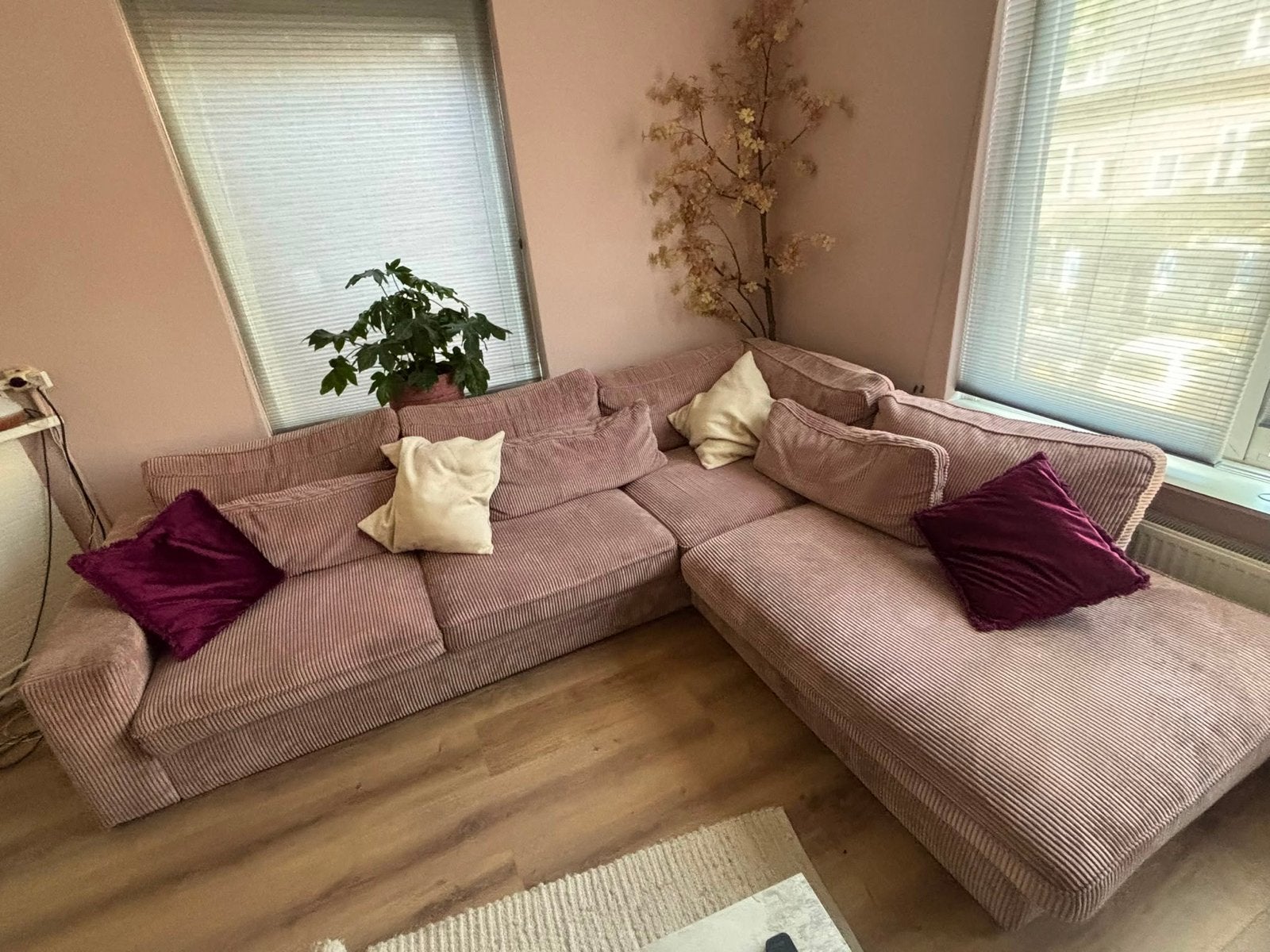 Grote roze ribfluwelen hoekbank met chaise longue, Ophalen, Gebruikt, Hoekbank, 300 cm of meer