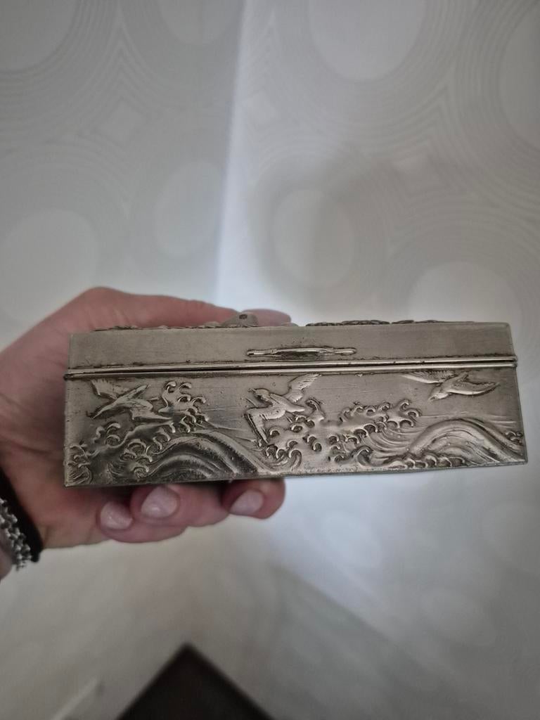 Antiek zilverkleurig sigarettendoosje met reliëf, Antiek en Kunst, Ophalen of Verzenden, Zilver