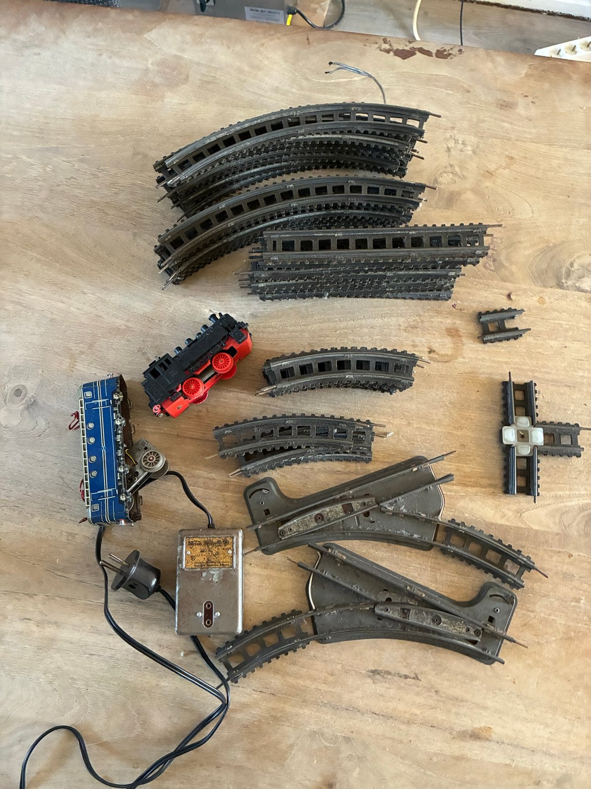 Partij oude treinbaan rails met locomotieven en trafo, Overige merken, Wisselstroom, Gebruikt, Rails