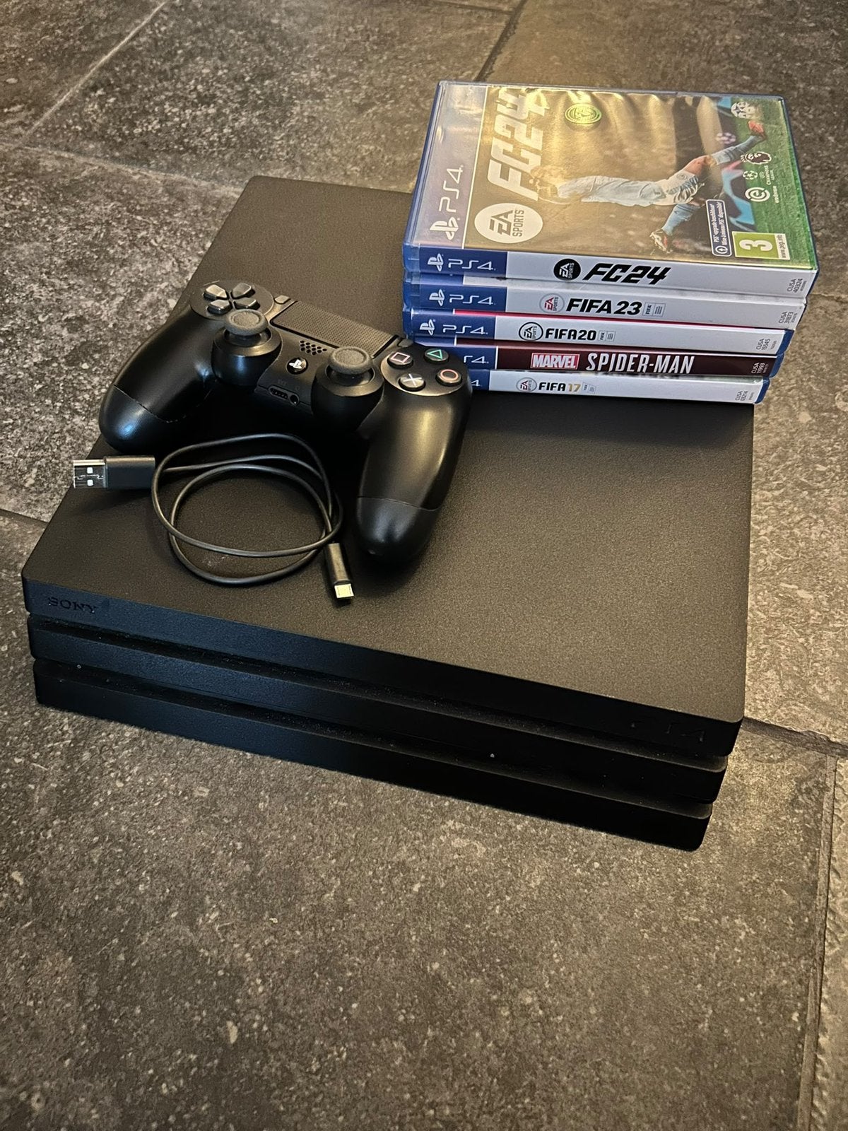 PS4 Pro 1TB met controller en 5 spellen, Ophalen, Met 1 controller, Pro, Gebruikt