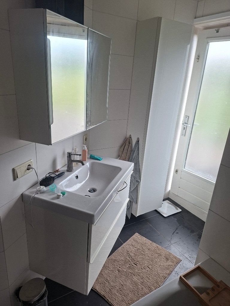 Gratis. Badkamermeubel. Kast, wastafel en spiegelkast, Huis en Inrichting, Badkamer | Badkamermeubels, Ophalen, Gebruikt, Overige typen