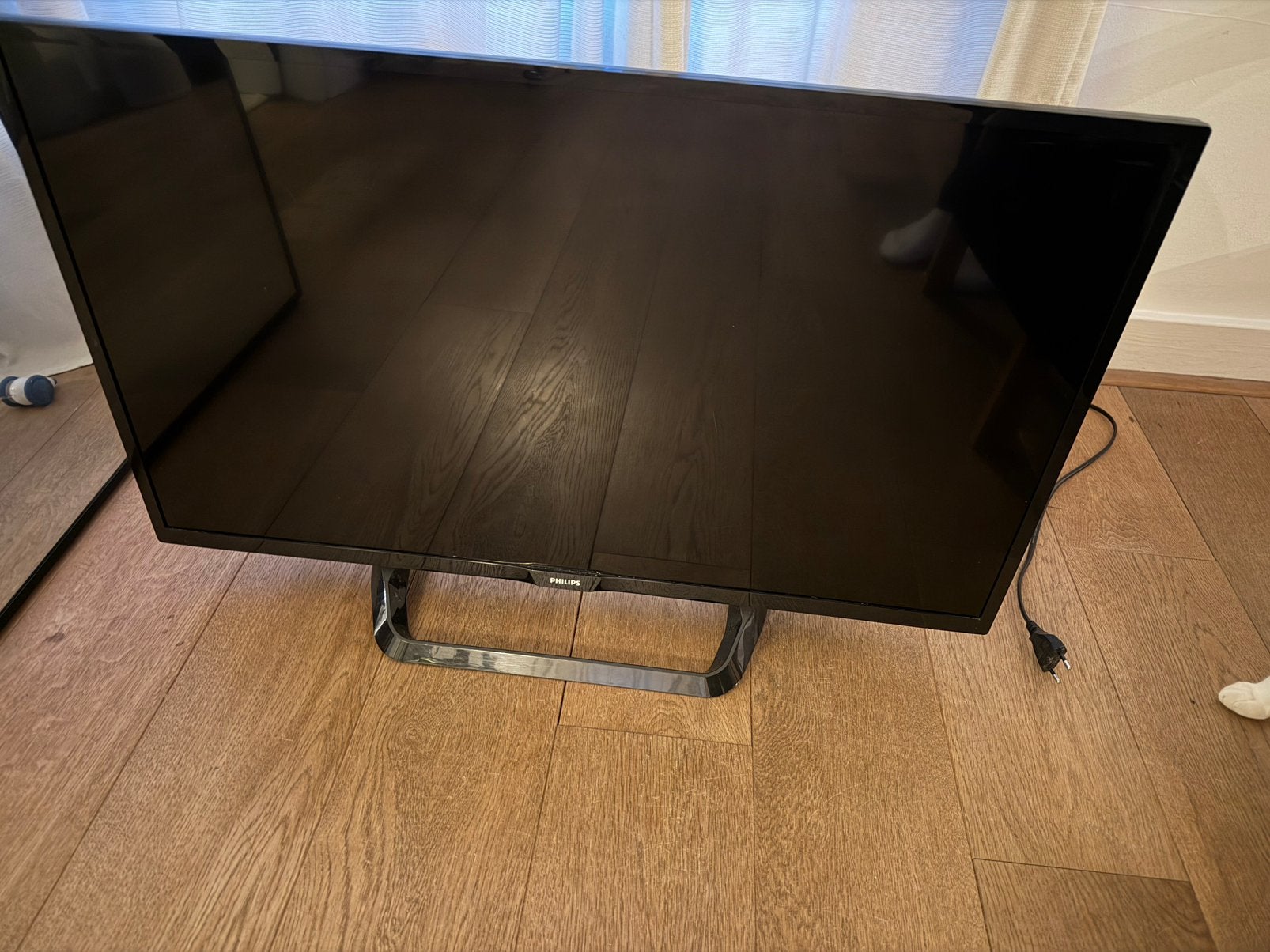 Philips 32 Inch TV + chrome cast