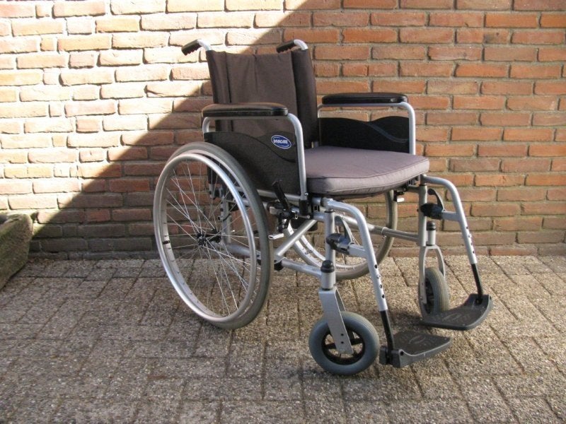 Invacare Action1 rolstoel 48cm massieve banden en stokhouder, Ophalen, Inklapbaar, Zo goed als nieuw, Duwrolstoel