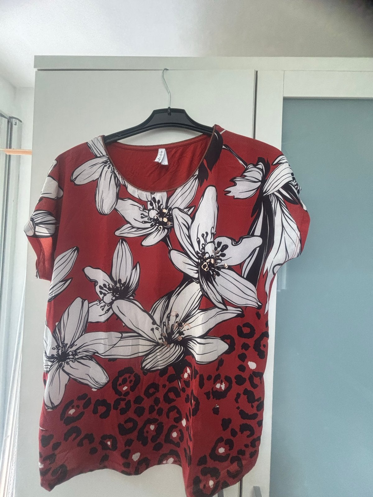 Miss E Collection Rode Top met Bloemenprint en Luipaarddetai, Maat 42/44 (L), Ophalen of Verzenden, Zo goed als nieuw, Korte mouw