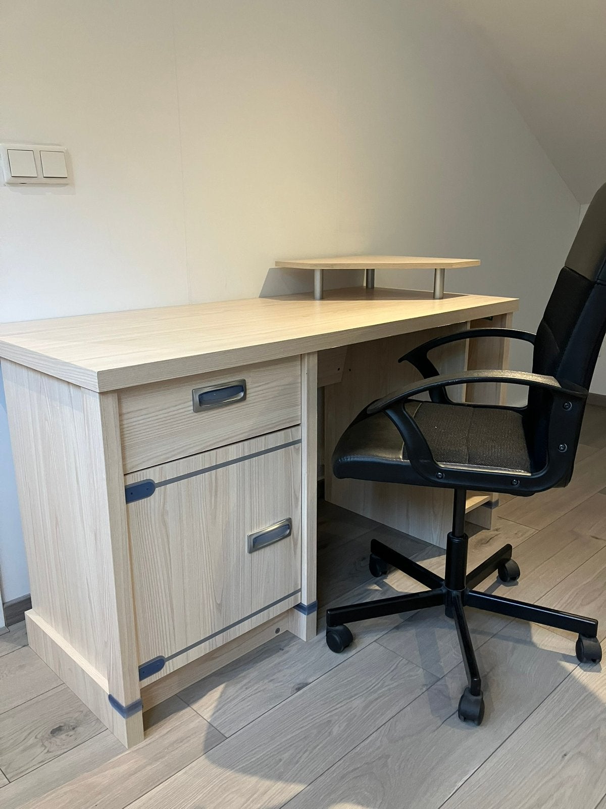 Kinderbureau plus bureaustoel, Huis en Inrichting, Gebruikt, 120 cm, Spaanplaat of MDF, Bruin