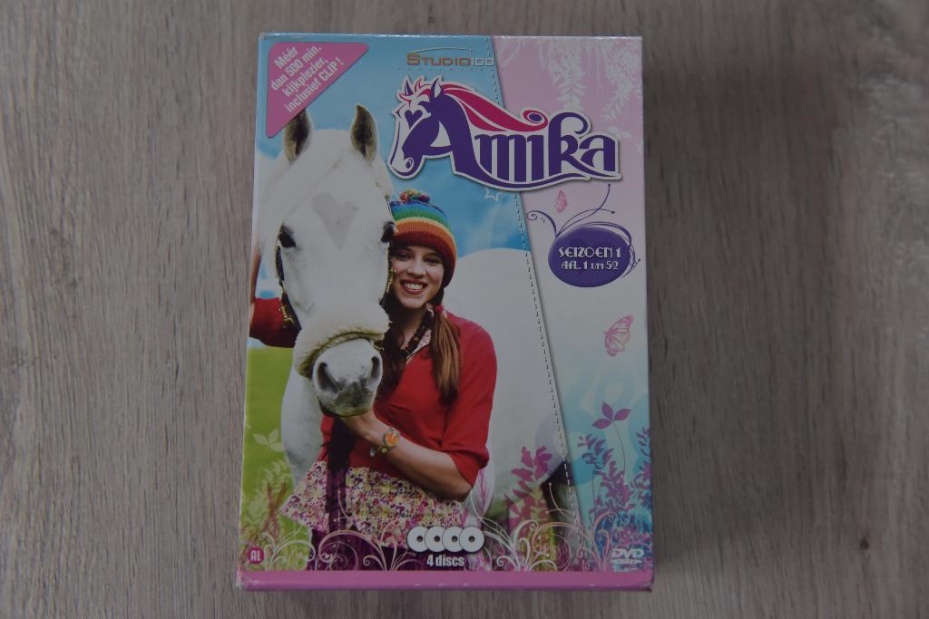 STUDIO 100 -- 4DVDbox AMIKA SEIZOEN 1  meer dan 500 minuten, Alle leeftijden, Verzenden, Zo goed als nieuw, Actie en Avontuur