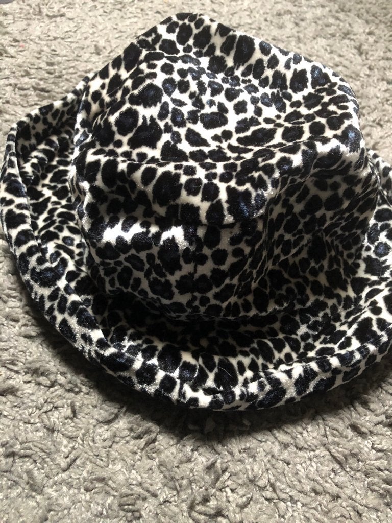 Hoed muts met Luipaardprint, Kleding | Dames, Hoeden en Petten, Ophalen of Verzenden, Gedragen
