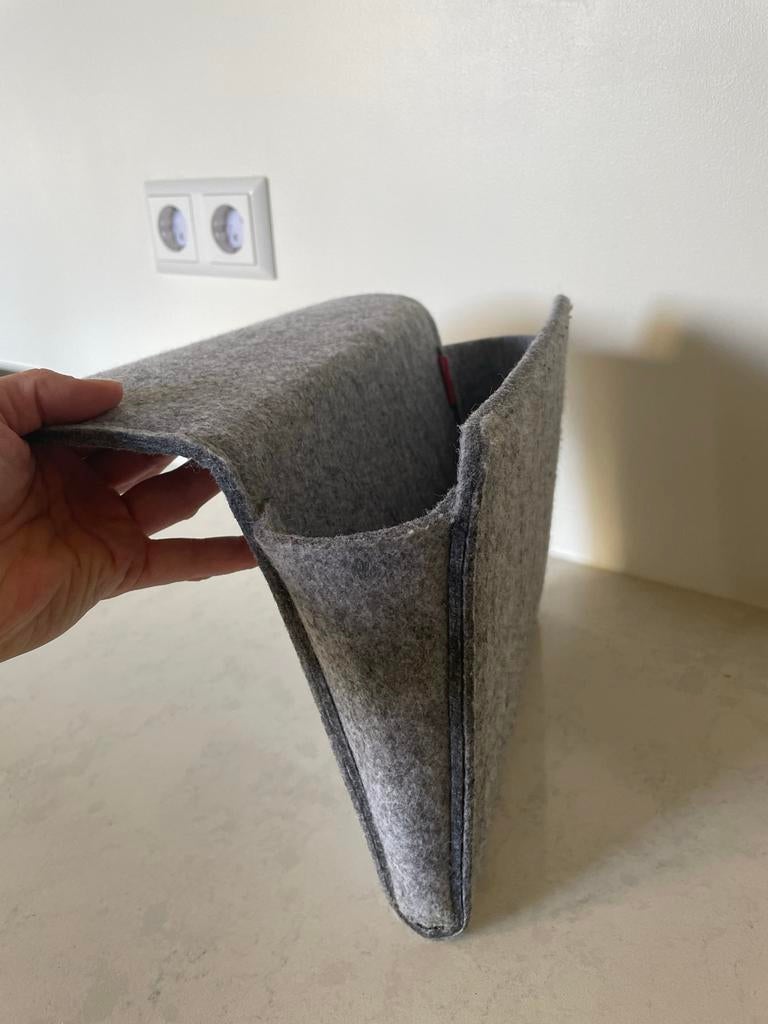 Lichtgrijze vilten opberger voor bank of bed, Ophalen of Verzenden, Zo goed als nieuw, Modern, Grijs
