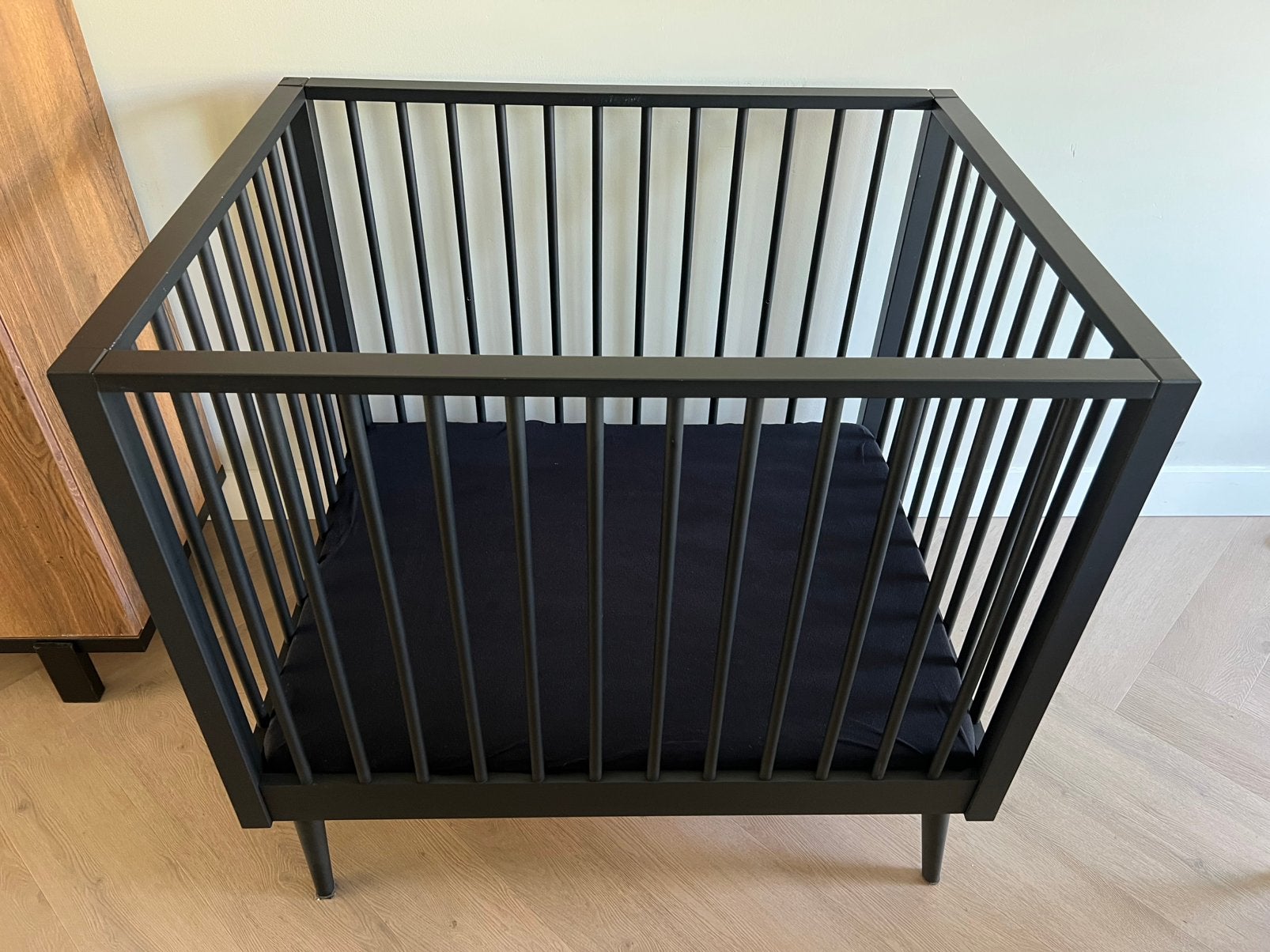 Babybox: Europa Baby Evy Mat Zwart + Boxmatras + Matrashoes, Ophalen, Zo goed als nieuw, Boxkleed