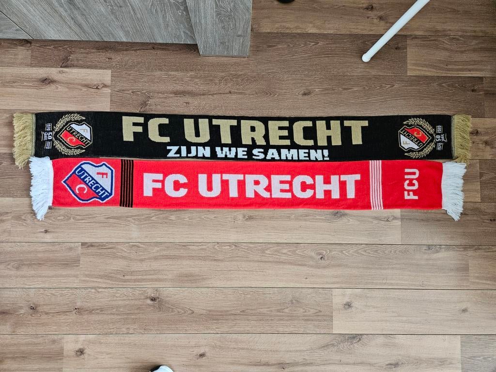 2 nieuwe FC Utrecht voetbalsjaals, Ophalen of Verzenden, Nieuw, F.C. Utrecht, Vaantje of Sjaal