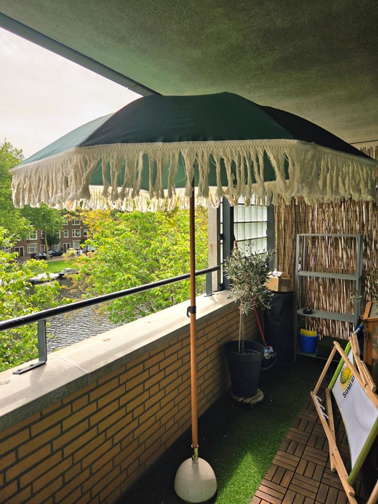 Groene parasol met franjes / Green parasol with fringes, Tuin en Terras, Parasols, Ophalen
