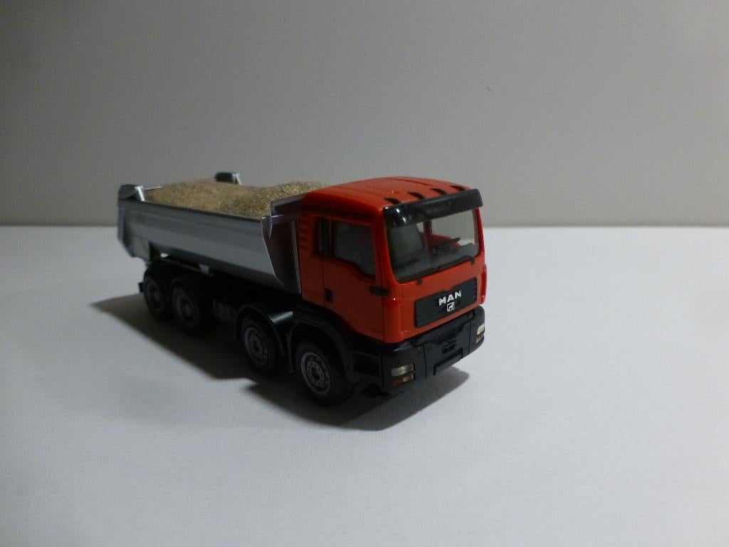 Herpa MAN TGA kieper 8x4 met lading rood met grijs, Ophalen of Verzenden, Zo goed als nieuw, Bus of Vrachtwagen, Herpa
