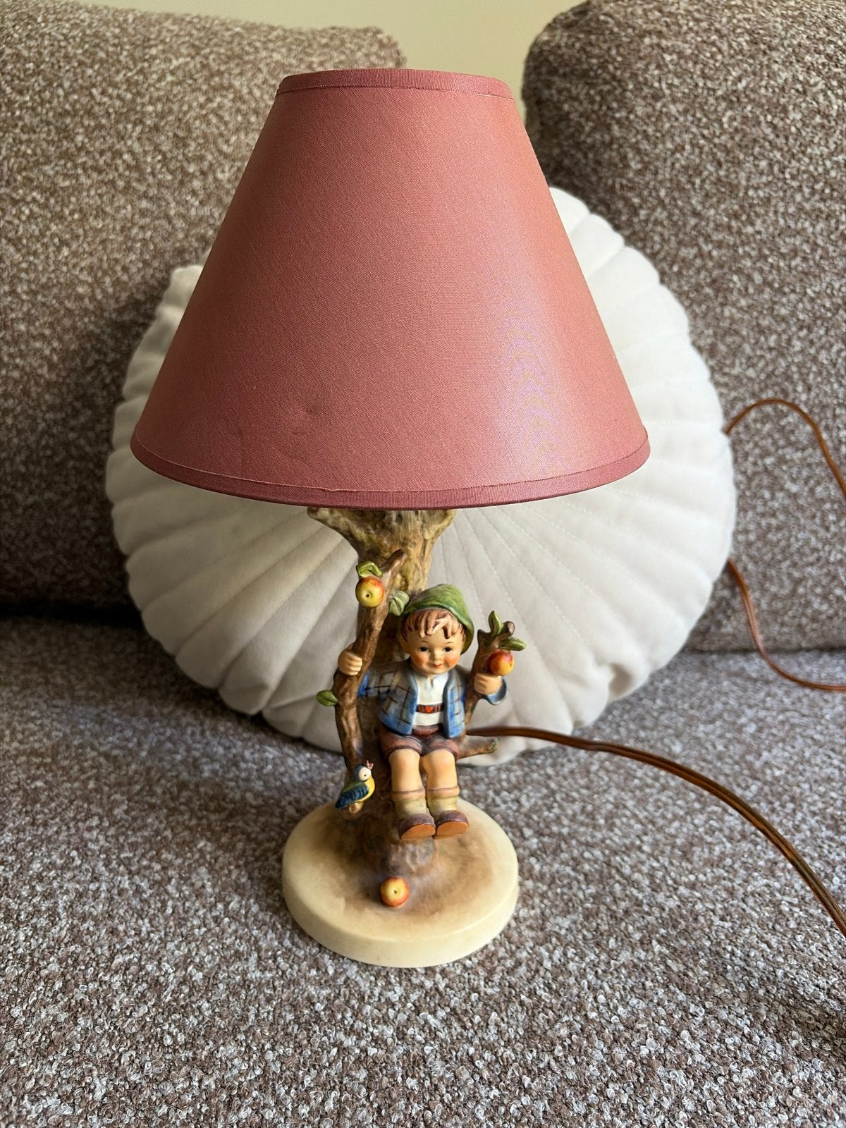Vintage Hummel Tafellampje met Jongen in Boom, Ophalen of Verzenden