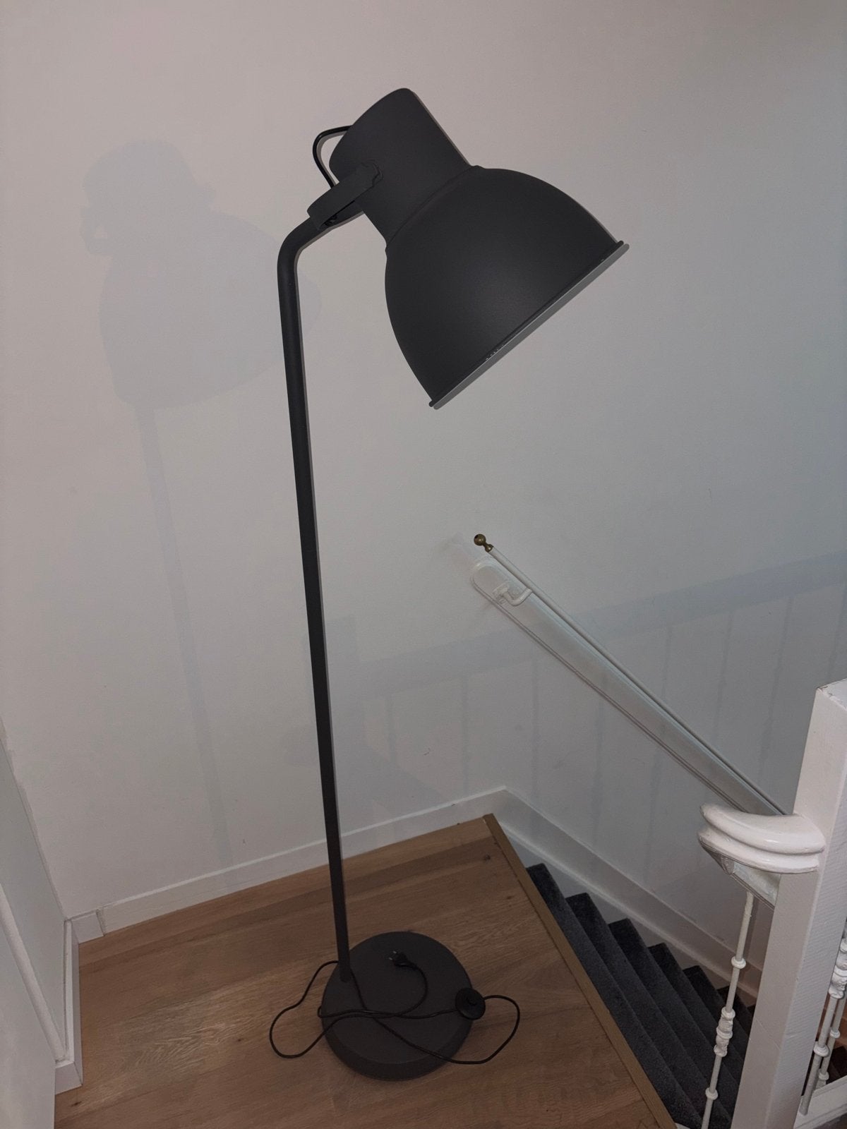 IKEA Hektar staande lamp met voetknop, donkergrijs, Huis en Inrichting, Ophalen, E27 (groot), Zo goed als nieuw, Metaal