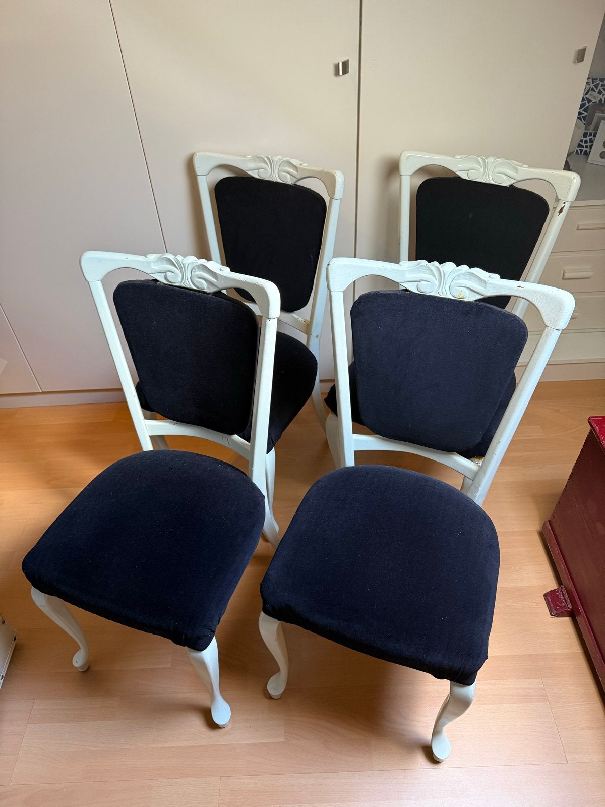Set van 4 vintage Queen Ann stoelen, wit met zwart fluweel, Ophalen