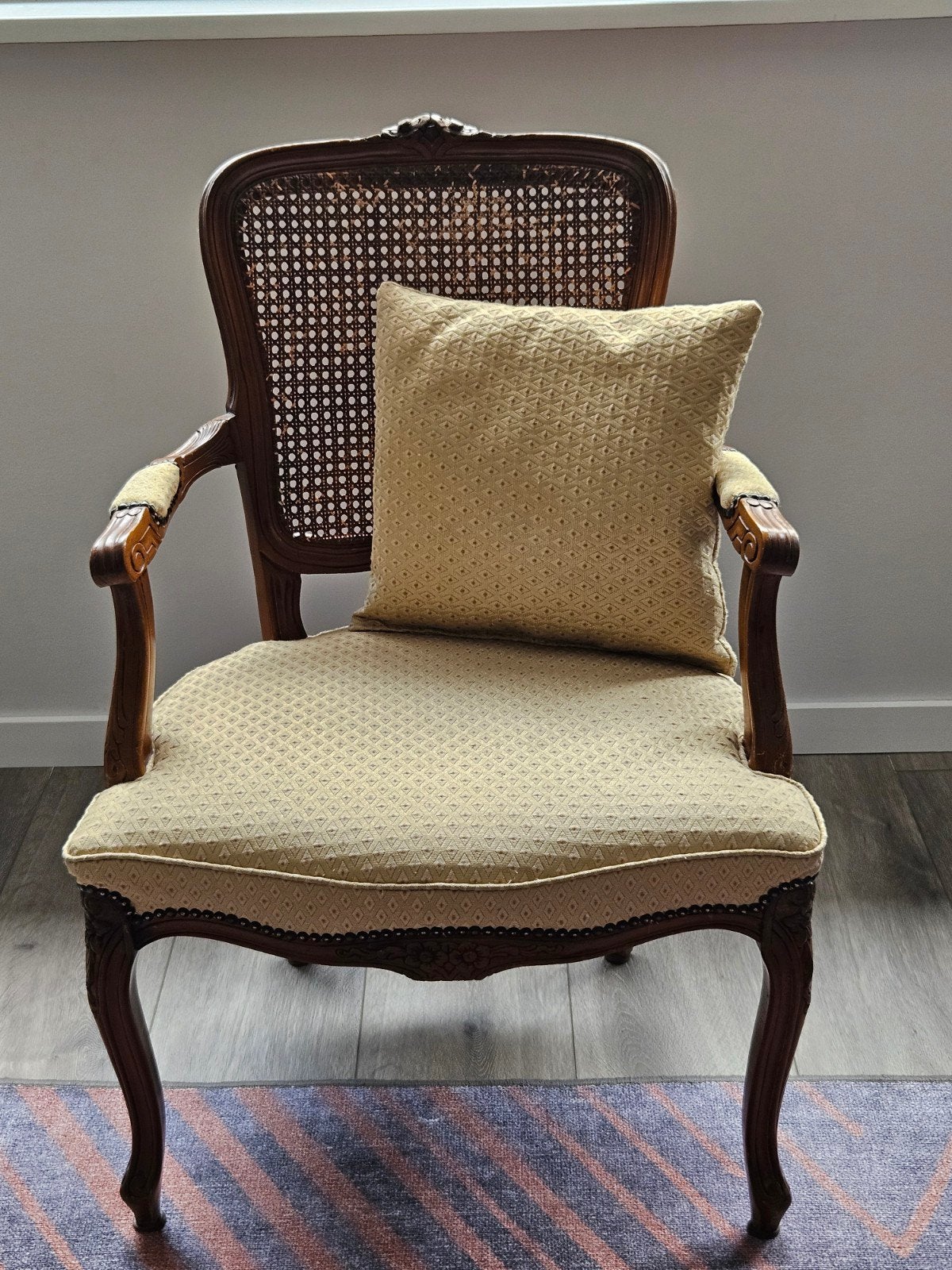 Antieke Franse Louis XVI stijl fauteuil met rotan rug, Antiek en Kunst, Antiek | Meubels | Stoelen en Banken, Ophalen