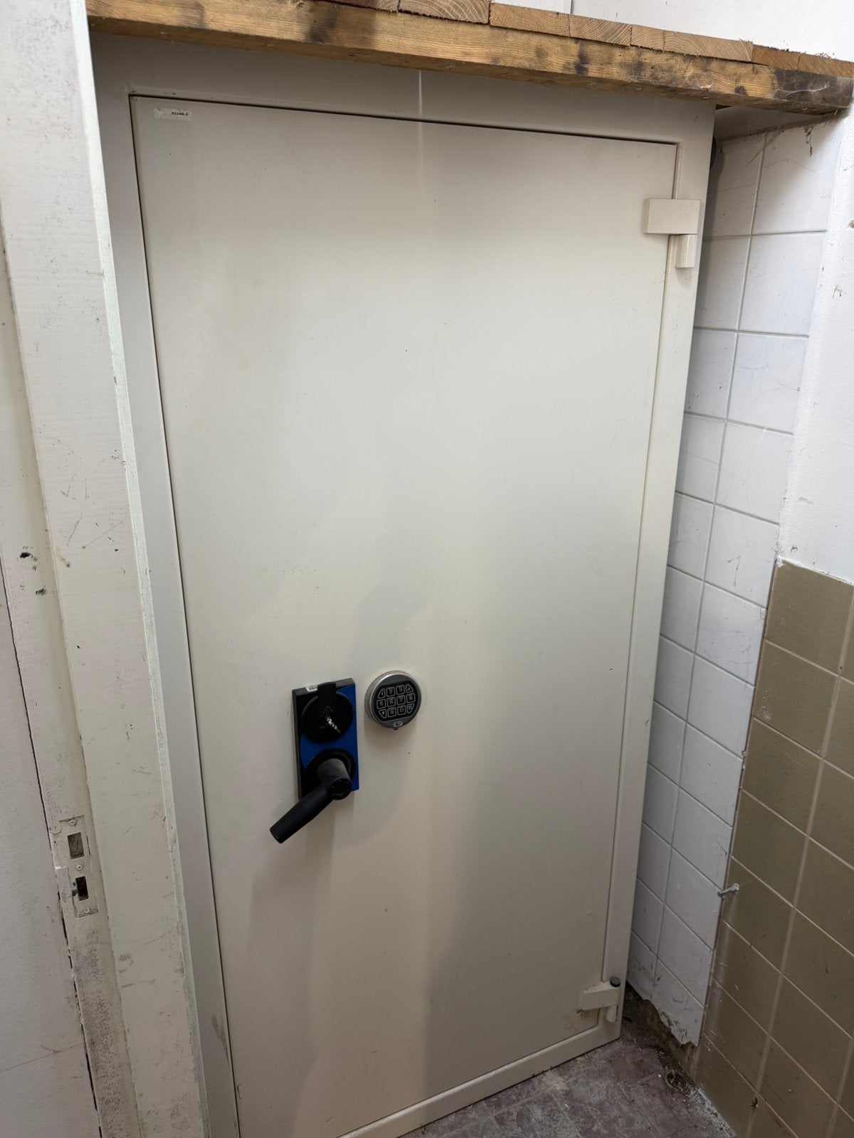Zeer grote stalen kluis / brandkast met codeslot én sleutel, Huis en Inrichting, Brandblussers en Brandkasten, Ophalen, Zo goed als nieuw