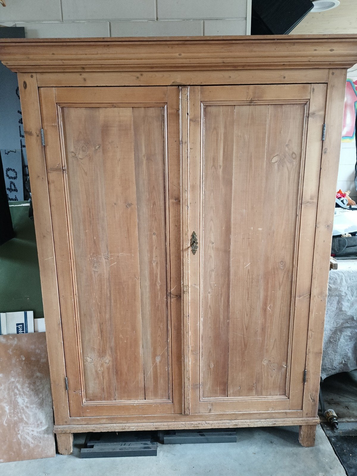 Antieke grenen kast met sierlijk beslag woonkamer kast, Antiek en Kunst, Ophalen