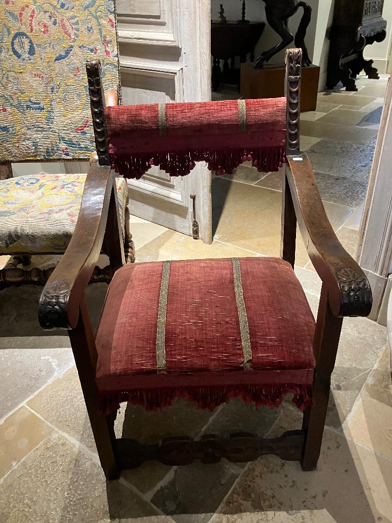 OPRUIMING! 17e 18e eeuw Spaanse armstoel  bekleding 250 euro, Antiek en Kunst, Antiek | Meubels | Stoelen en Banken, Ophalen
