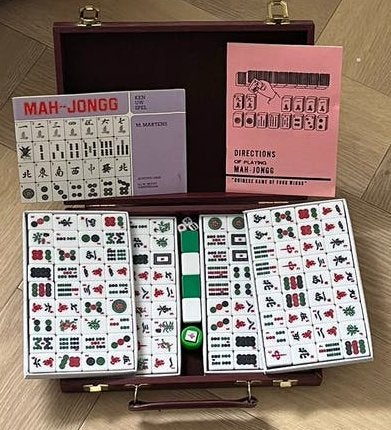 Mahjong spel in luxe koffer - Compleet, Drie of vier spelers, Ophalen of Verzenden, Zo goed als nieuw