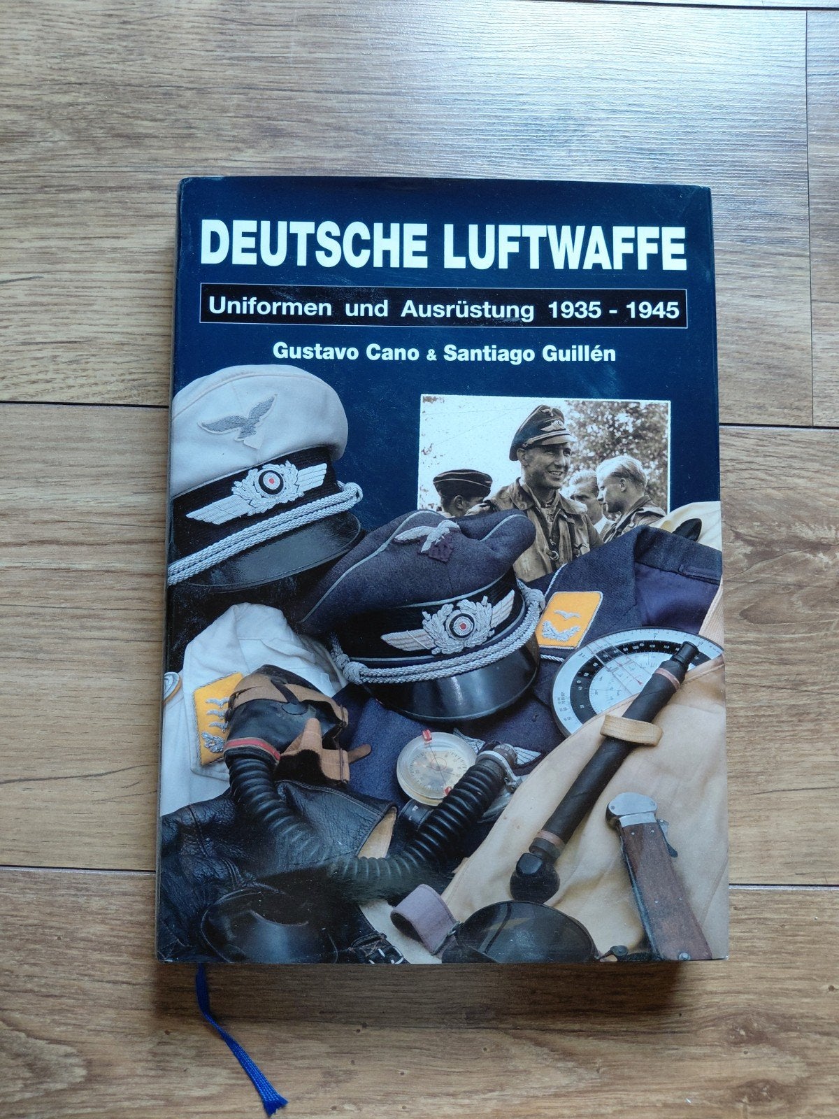 Deutsche Luftwaffe boek uniformen en uitrusting 1935-1945, Verzamelen, Militaria | Tweede Wereldoorlog, Ophalen of Verzenden, Luchtmacht