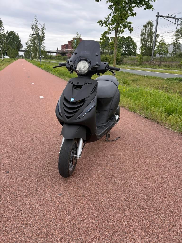 Nette Piaggio zip 2009 4T, Fietsen en Brommers, Scooters | Piaggio, Zip, Ophalen of Verzenden, Zo goed als nieuw, Benzine