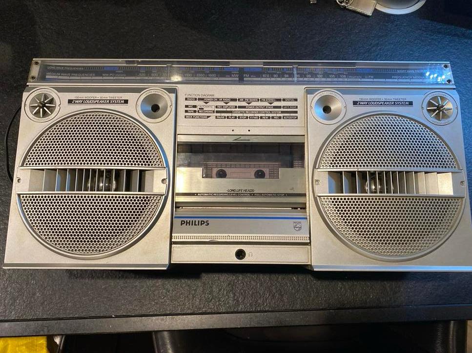 Vintage Philips radio met defecte cassettedeck, Cto.communications@philips.com, Prinses Irenestraat 59, 1077 WV Amsterdam, The Netherlands.