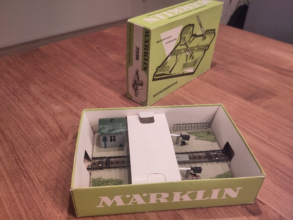 Märklin 7390 H0 spoorwegovergang M-rail – OVP - zeer netjes, Wisselstroom, Rails, Ophalen of Verzenden, Zo goed als nieuw